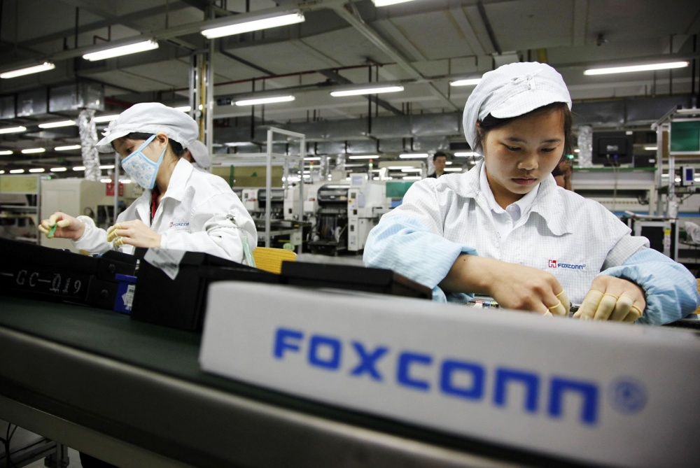 2513 100642777 foxconn worker assembly line gettyp scaled